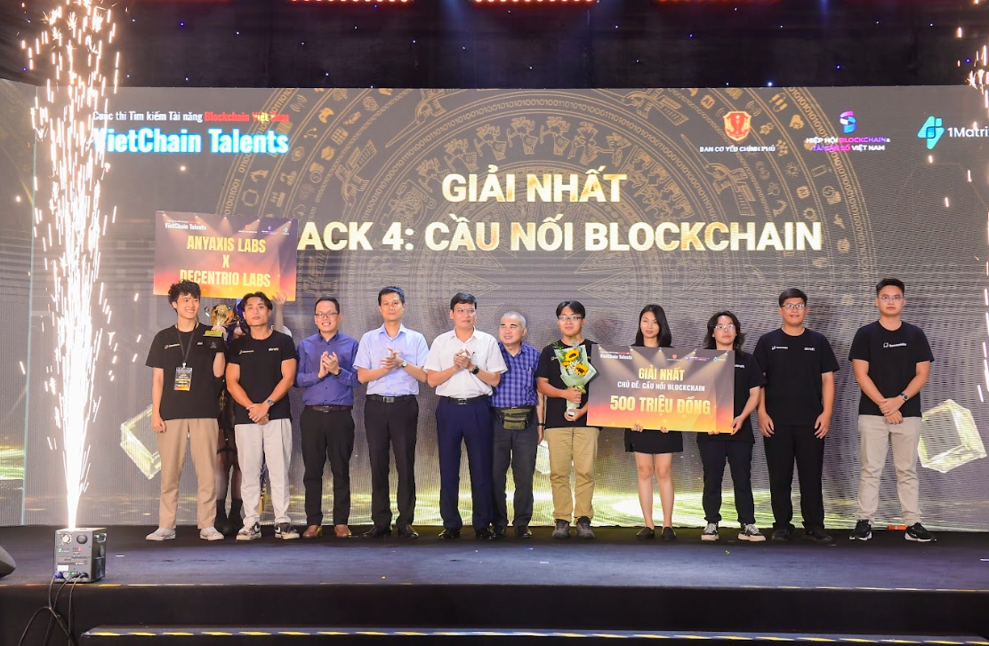 Lộ diện những gương mặt giành được giải thưởng 'khủng' về blockchain trị giá 3,5 tỷ đồng- Ảnh 6.