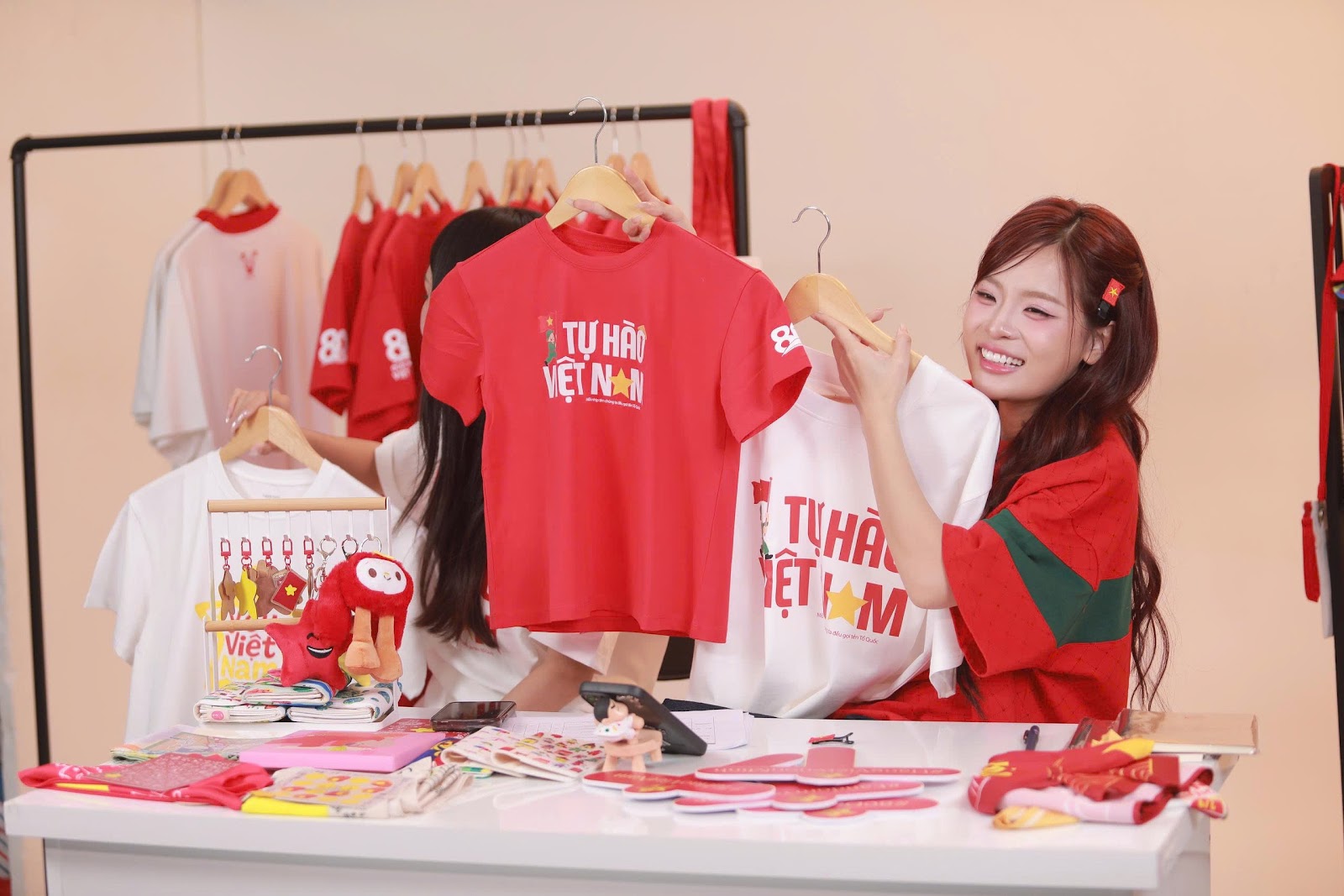 Long Chun, Ngọc Kem, Đan Chi khuấy động livestream “Fandom Yêu Nước - Tự hào hàng Việt”: Lan toả những sản phẩm rực rỡ tinh thần Việt, góp phần gửi trao yêu thương đến trẻ em- Ảnh 2. Long Chun, Ngọc Kem, Đan Chi khuấy động livestream “Fandom Yêu Nước - Tự hào hàng Việt”: Lan toả những sản phẩm rực rỡ tinh thần Việt, góp phần gửi trao yêu thương đến trẻ em- Ảnh 2.
