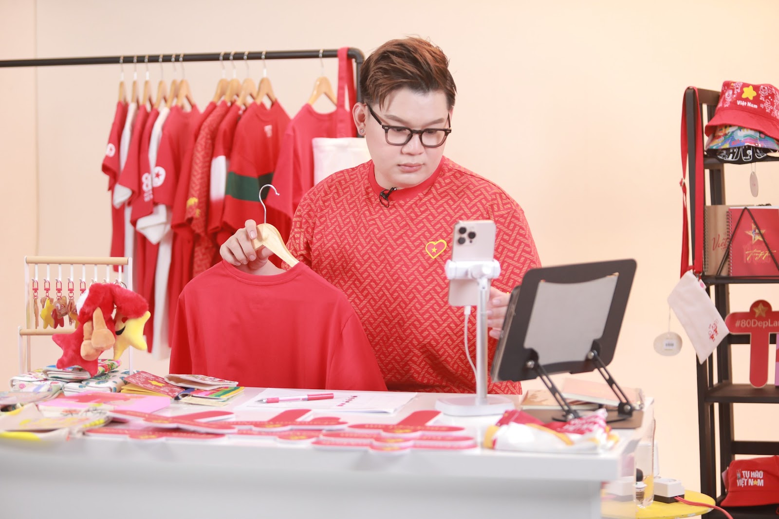 Long Chun, Ngọc Kem, Đan Chi khuấy động livestream “Fandom Yêu Nước - Tự hào hàng Việt”: Lan toả những sản phẩm rực rỡ tinh thần Việt, góp phần gửi trao yêu thương đến trẻ em- Ảnh 3. Long Chun, Ngọc Kem, Đan Chi khuấy động livestream “Fandom Yêu Nước - Tự hào hàng Việt”: Lan toả những sản phẩm rực rỡ tinh thần Việt, góp phần gửi trao yêu thương đến trẻ em- Ảnh 3.