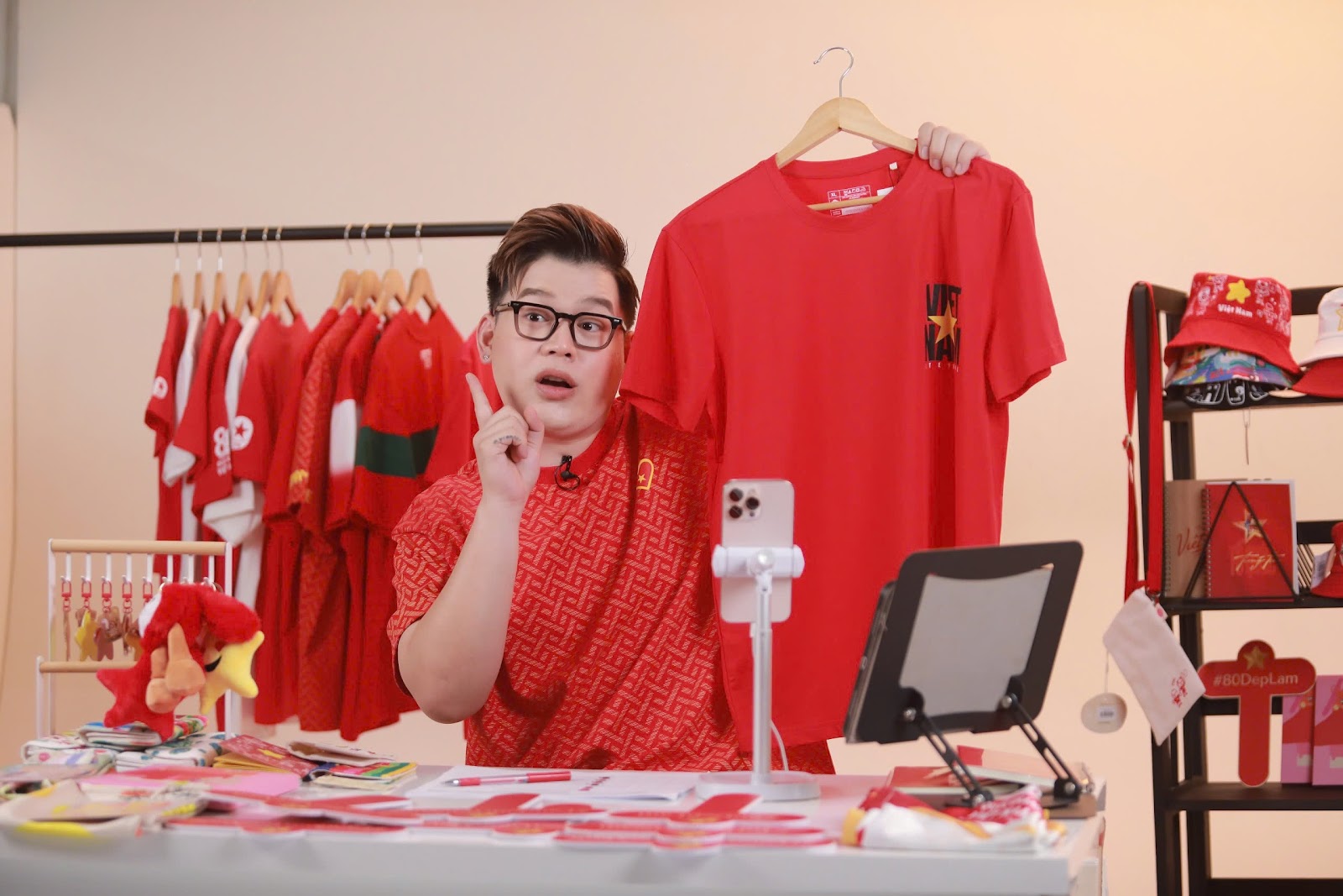 Long Chun, Ngọc Kem, Đan Chi khuấy động livestream “Fandom Yêu Nước - Tự hào hàng Việt”: Lan toả những sản phẩm rực rỡ tinh thần Việt, góp phần gửi trao yêu thương đến trẻ em- Ảnh 4. Long Chun, Ngọc Kem, Đan Chi khuấy động livestream “Fandom Yêu Nước - Tự hào hàng Việt”: Lan toả những sản phẩm rực rỡ tinh thần Việt, góp phần gửi trao yêu thương đến trẻ em- Ảnh 4.