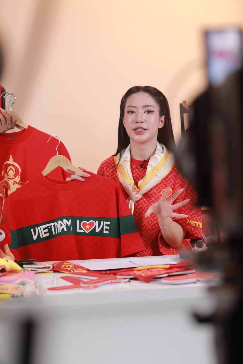 Long Chun, Ngọc Kem, Đan Chi khuấy động livestream “Fandom Yêu Nước - Tự hào hàng Việt”: Lan toả những sản phẩm rực rỡ tinh thần Việt, góp phần gửi trao yêu thương đến trẻ em- Ảnh 6. Long Chun, Ngọc Kem, Đan Chi khuấy động livestream “Fandom Yêu Nước - Tự hào hàng Việt”: Lan toả những sản phẩm rực rỡ tinh thần Việt, góp phần gửi trao yêu thương đến trẻ em- Ảnh 6.