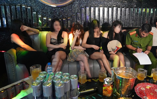 Quán karaoke của vợ chồng Hoàng Trung Phong nuôi 38 nhân viên nữ, cứ bị phạt là lập tức đổi tên- Ảnh 1. Quán karaoke của vợ chồng Hoàng Trung Phong nuôi 38 nhân viên nữ, cứ bị phạt là lập tức đổi tên- Ảnh 1.
