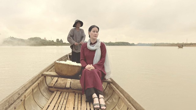 Nữ diễn viên 47 tuổi mặc áo dài quá đẹp trong Mưa Đỏ, đơn giản nhưng đầy cảm xúc- Ảnh 19. Nữ diễn viên 47 tuổi mặc áo dài quá đẹp trong Mưa Đỏ, đơn giản nhưng đầy cảm xúc- Ảnh 19.