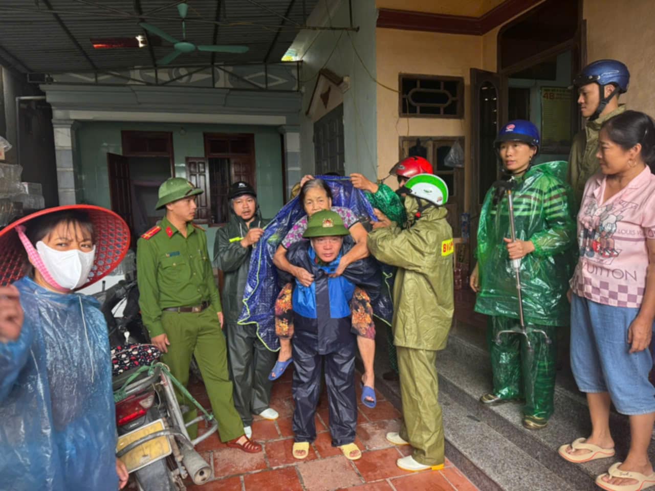 Trước giờ "G" bão số 5 Kajiki đổ bộ, mưa trắng trời, cây đổ, gió giật mạnh- Ảnh 12. Trước giờ "G" bão số 5 Kajiki đổ bộ, mưa trắng trời, cây đổ, gió giật mạnh- Ảnh 12.