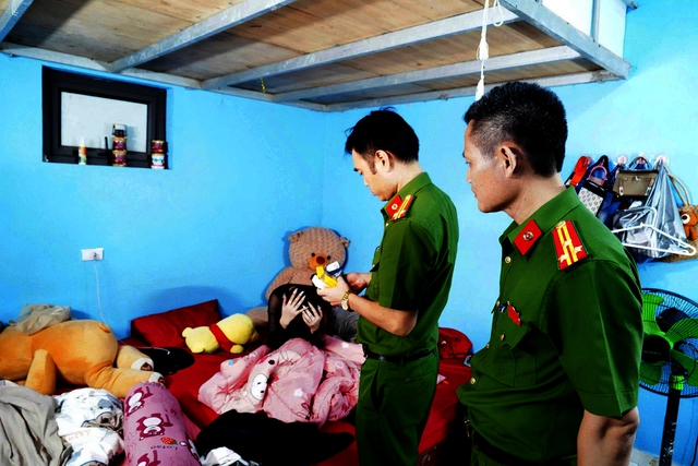 Quán karaoke của vợ chồng Hoàng Trung Phong nuôi 38 nhân viên nữ, cứ bị phạt là lập tức đổi tên- Ảnh 3. Quán karaoke của vợ chồng Hoàng Trung Phong nuôi 38 nhân viên nữ, cứ bị phạt là lập tức đổi tên- Ảnh 3.