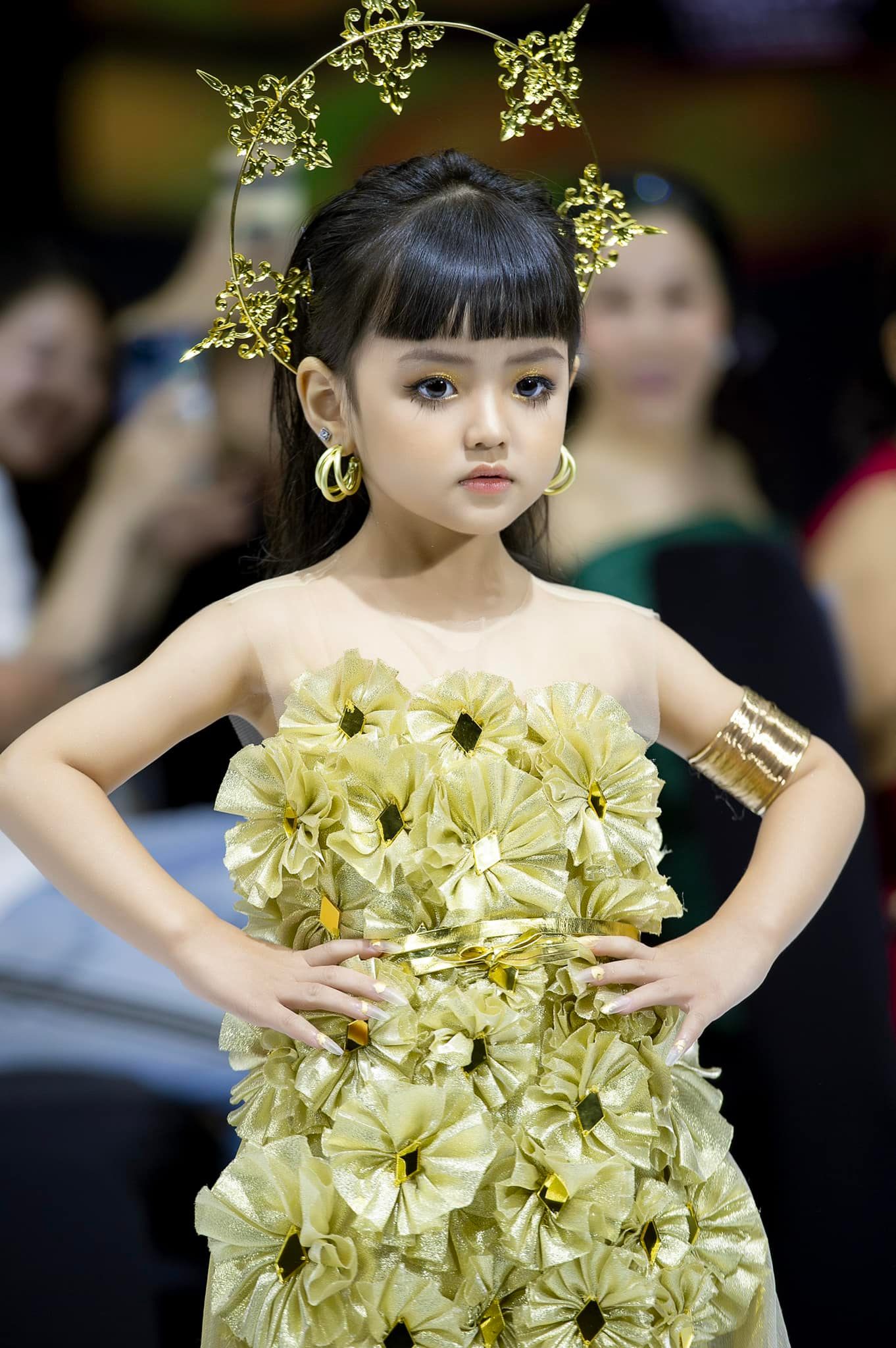 Sao nhí 2017 đắt show nhất Việt Nam hiện tại: Búp bê sống kiếm tiền cực đỉnh, 8 tuổi mua xe xịn quà khủng tặng mẹ- Ảnh 10. Sao nhí 2017 đắt show nhất Việt Nam hiện tại: Búp bê sống kiếm tiền cực đỉnh, 8 tuổi mua xe xịn quà khủng tặng mẹ- Ảnh 10.