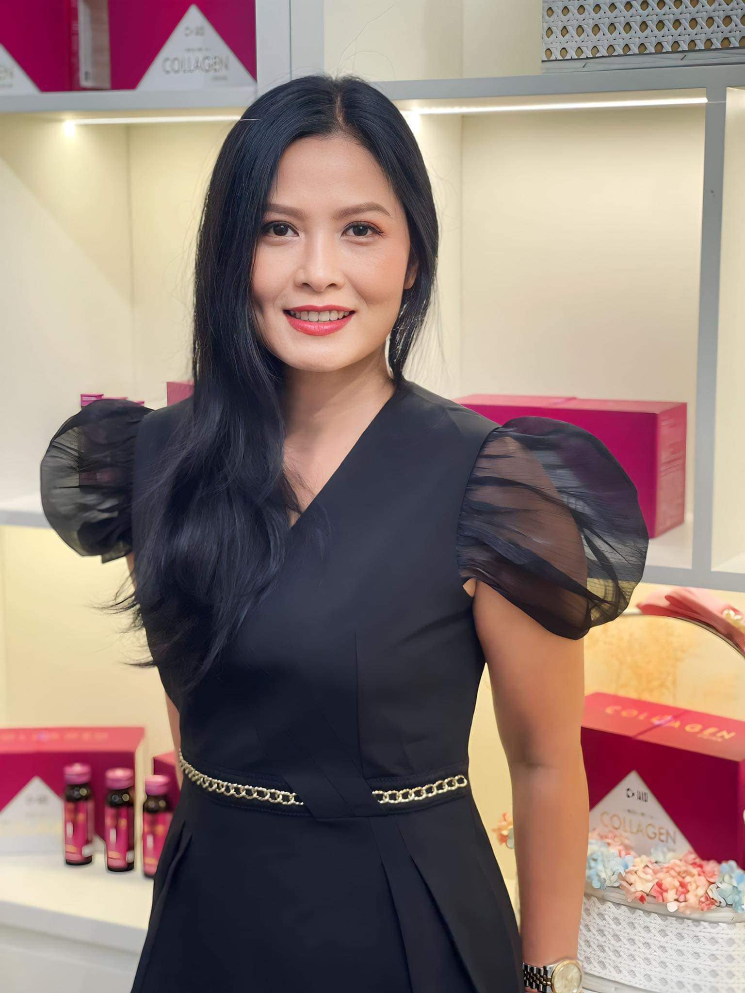 Nữ diễn viên 47 tuổi mặc áo dài quá đẹp trong Mưa Đỏ, đơn giản nhưng đầy cảm xúc- Ảnh 16. Nữ diễn viên 47 tuổi mặc áo dài quá đẹp trong Mưa Đỏ, đơn giản nhưng đầy cảm xúc- Ảnh 16.
