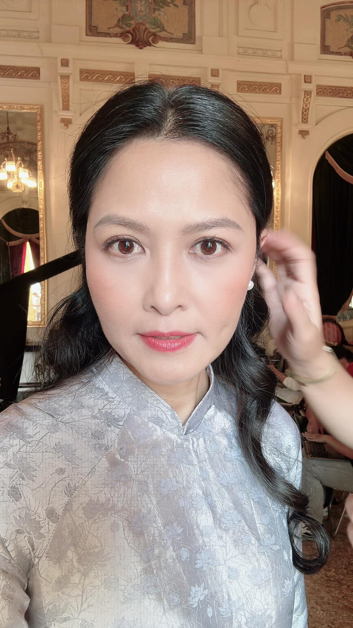 Nữ diễn viên 47 tuổi mặc áo dài quá đẹp trong Mưa Đỏ, đơn giản nhưng đầy cảm xúc- Ảnh 15. Nữ diễn viên 47 tuổi mặc áo dài quá đẹp trong Mưa Đỏ, đơn giản nhưng đầy cảm xúc- Ảnh 15.