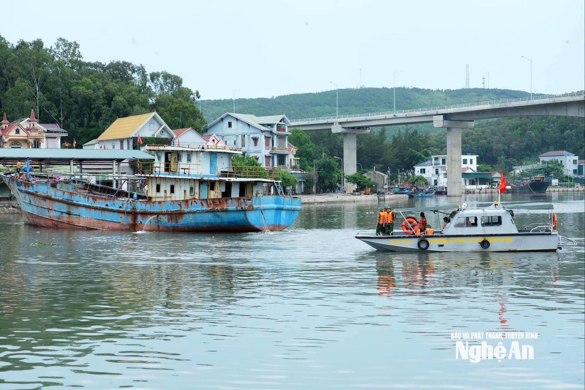 Bão số 5 cách các tỉnh miền Trung khoảng 100km, gấp rút di dời hàng nghìn người dân đến nơi an toàn- Ảnh 21. Bão số 5 cách các tỉnh miền Trung khoảng 100km, gấp rút di dời hàng nghìn người dân đến nơi an toàn- Ảnh 21.