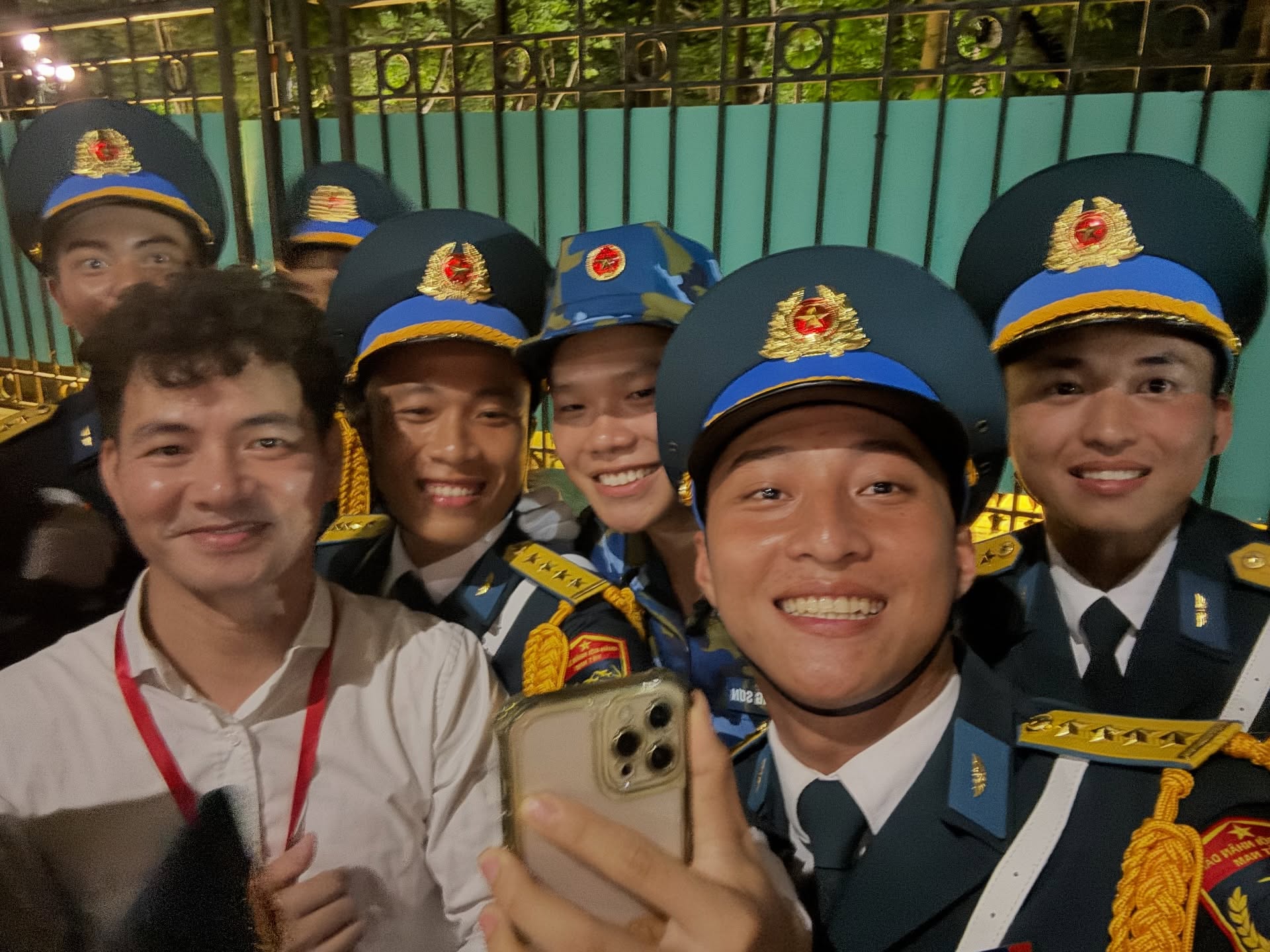 Người hot hơn cả dàn sao trong buổi tổng hợp luyện lần 2- Ảnh 2. Người hot hơn cả dàn sao trong buổi tổng hợp luyện lần 2- Ảnh 2.