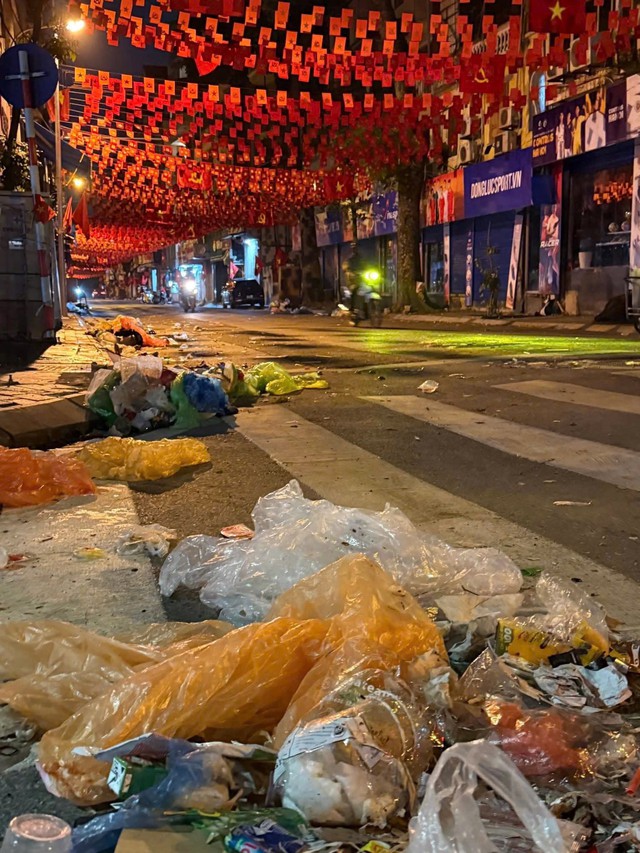 Người dân vượt rào bảo vệ, dẫm nát cây khi đi xem hợp luyện diễu binh: Công an Hà Nội khuyến cáo- Ảnh 6.