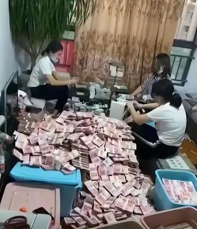 Tịch thu hơn 700 tỷ đồng tiền mặt vương vãi đầy sàn trong căn hộ của người đàn ông ăn mặc tuềnh toàng, lái xe hỏng đi thuê nhà- Ảnh 1. Tịch thu hơn 700 tỷ đồng tiền mặt vương vãi đầy sàn trong căn hộ của người đàn ông ăn mặc tuềnh toàng, lái xe hỏng đi thuê nhà- Ảnh 1.