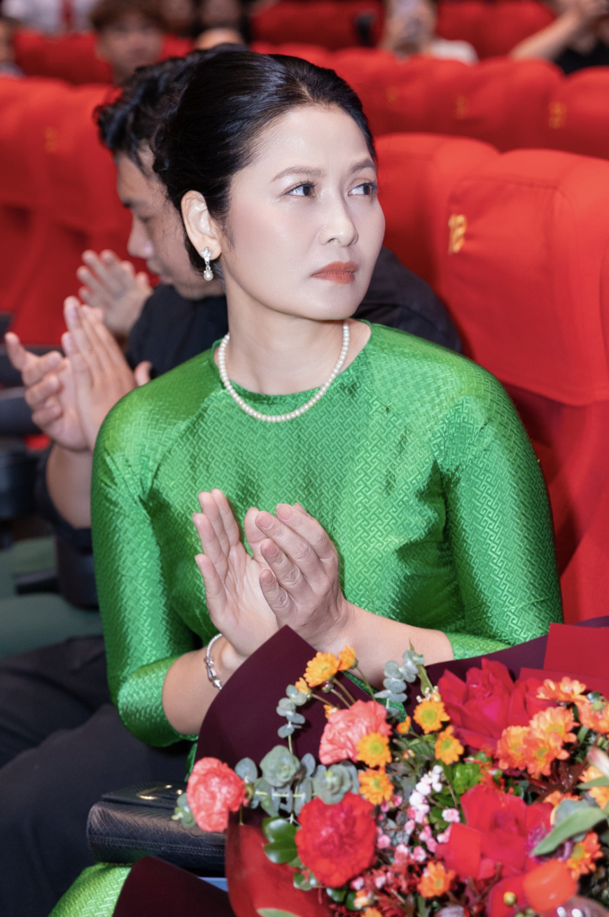 Nữ diễn viên 47 tuổi mặc áo dài quá đẹp trong Mưa Đỏ, đơn giản nhưng đầy cảm xúc- Ảnh 11. Nữ diễn viên 47 tuổi mặc áo dài quá đẹp trong Mưa Đỏ, đơn giản nhưng đầy cảm xúc- Ảnh 11.