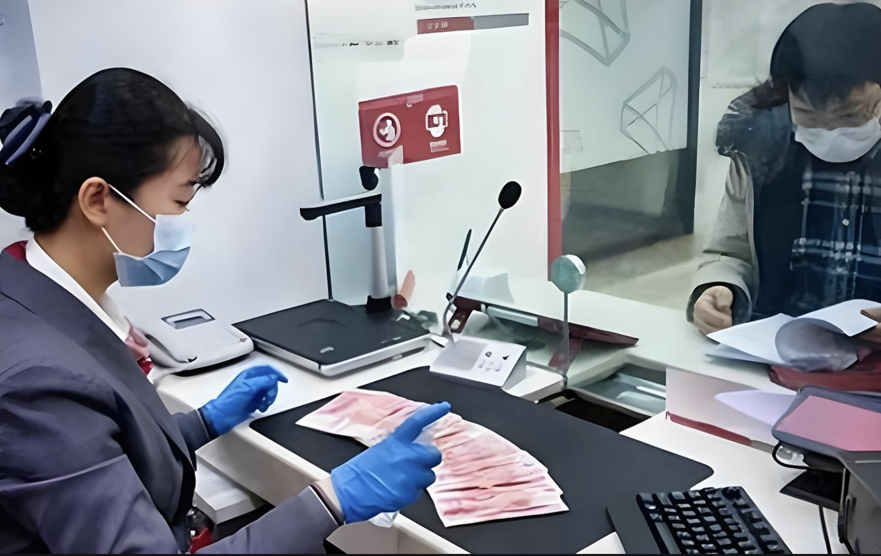 Người đàn ông gửi tiết kiệm 11 tỷ đồng, năm sau đến rút “sững người” phát hiện còn 0 đồng, ngân hàng khẳng định: “Chính tay anh chuyển tiền đi”- Ảnh 2. Người đàn ông gửi tiết kiệm 11 tỷ đồng, năm sau đến rút “sững người” phát hiện còn 0 đồng, ngân hàng khẳng định: “Chính tay anh chuyển tiền đi”- Ảnh 2.