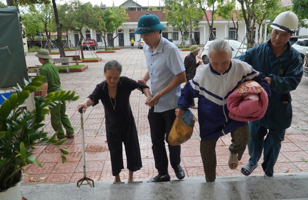 Bão số 5 Kajiki: Cấm lưu thông qua cầu Cửa Hội nối Nghệ An - Hà Tĩnh- Ảnh 2. Bão số 5 Kajiki: Cấm lưu thông qua cầu Cửa Hội nối Nghệ An - Hà Tĩnh- Ảnh 2.