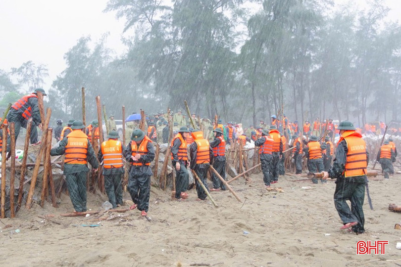Bão số 5 cách các tỉnh miền Trung khoảng 100km, gấp rút di dời hàng nghìn người dân đến nơi an toàn- Ảnh 15. Bão số 5 cách các tỉnh miền Trung khoảng 100km, gấp rút di dời hàng nghìn người dân đến nơi an toàn- Ảnh 15.
