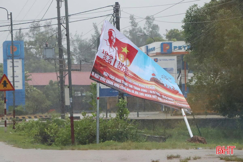 Bão số 5 cách các tỉnh miền Trung khoảng 100km, gấp rút di dời hàng nghìn người dân đến nơi an toàn- Ảnh 9. Bão số 5 cách các tỉnh miền Trung khoảng 100km, gấp rút di dời hàng nghìn người dân đến nơi an toàn- Ảnh 9.