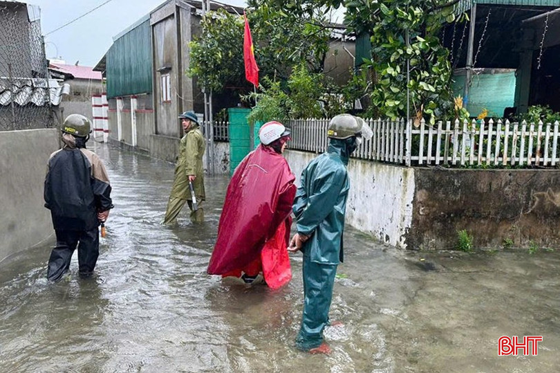 Bão số 5 cách các tỉnh miền Trung khoảng 100km, gấp rút di dời hàng nghìn người dân đến nơi an toàn- Ảnh 12. Bão số 5 cách các tỉnh miền Trung khoảng 100km, gấp rút di dời hàng nghìn người dân đến nơi an toàn- Ảnh 12.