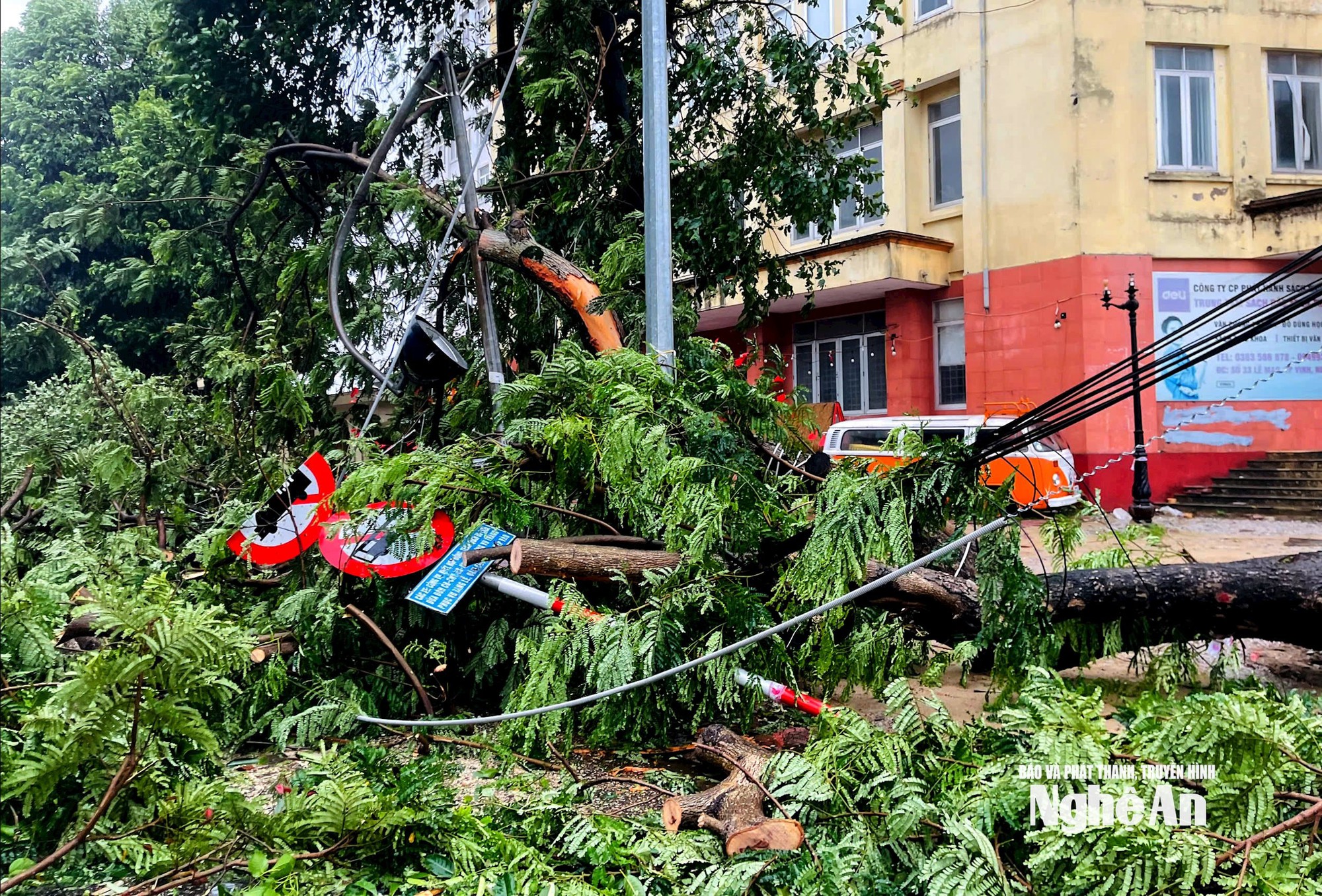 Cảnh tượng khó tin tại 1 bệnh viện ở Nghệ An khi bão số 5 đổ bộ khiến người dân lo lắng: Mong bà con bình an!- Ảnh 1.