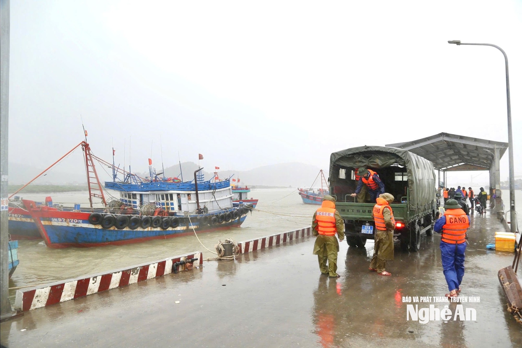 Bão số 5 cách các tỉnh miền Trung khoảng 100km, gấp rút di dời hàng nghìn người dân đến nơi an toàn- Ảnh 5. Bão số 5 cách các tỉnh miền Trung khoảng 100km, gấp rút di dời hàng nghìn người dân đến nơi an toàn- Ảnh 5.
