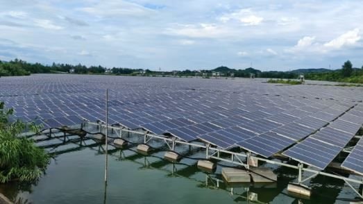 Trung Quốc 'phá sản' giấc mơ pin mặt trời: Hàng loạt 'lão làng' báo lỗ, phải cắt giảm 80.000 nhân sự, giá rẻ mạt đến mức không thể chịu đựng- Ảnh 2. Trung Quốc 'phá sản' giấc mơ pin mặt trời: Hàng loạt 'lão làng' báo lỗ, phải cắt giảm 80.000 nhân sự, giá rẻ mạt đến mức không thể chịu đựng- Ảnh 2.