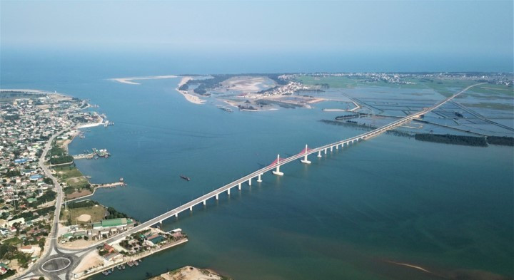 Bão số 5 Kajiki: Cấm lưu thông qua cầu Cửa Hội nối Nghệ An - Hà Tĩnh- Ảnh 1. Bão số 5 Kajiki: Cấm lưu thông qua cầu Cửa Hội nối Nghệ An - Hà Tĩnh- Ảnh 1.