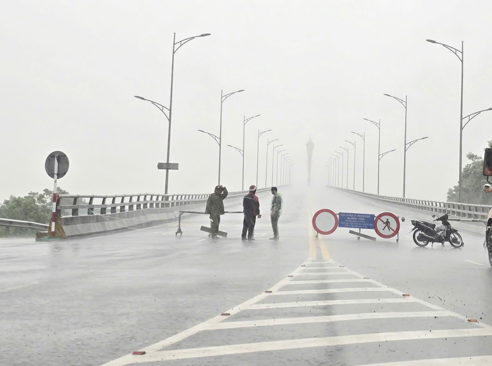 Trước giờ "G" bão số 5 Kajiki đổ bộ, mưa trắng trời, cây đổ, gió giật mạnh- Ảnh 8. Trước giờ "G" bão số 5 Kajiki đổ bộ, mưa trắng trời, cây đổ, gió giật mạnh- Ảnh 8.
