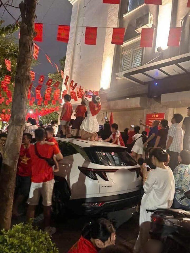 Người dân vượt rào bảo vệ, dẫm nát cây khi đi xem hợp luyện diễu binh: Công an Hà Nội khuyến cáo- Ảnh 4.