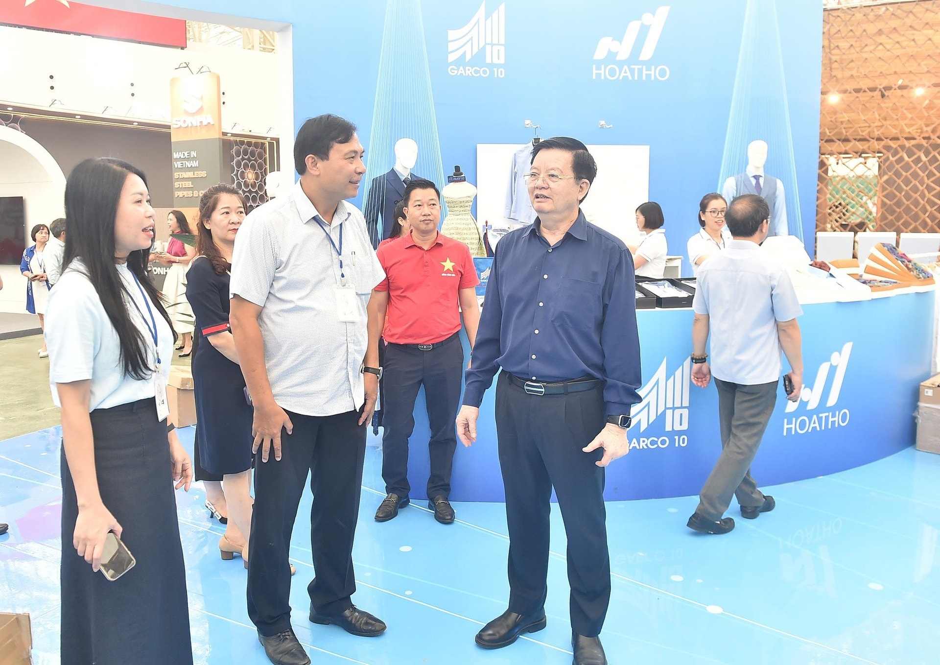 Chỉ 2 ngày nữa, Việt Nam chứng kiến một sự kiện chưa có tiền lệ, hơn 100 DN tham gia, có cả xe chống đạn- Ảnh 2.