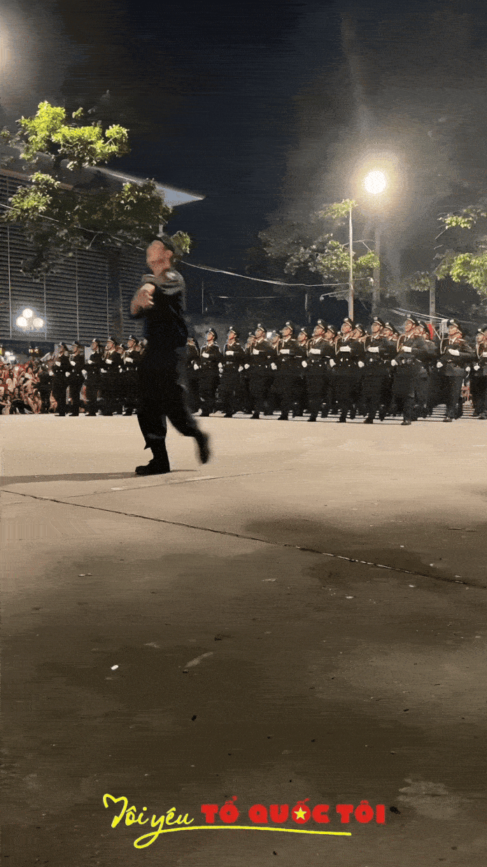 Sơn Tùng có thể sĩ đến hết đời: Khối diễu binh vừa đi vừa hát bản hit 10 năm tuổi, nhân dân đứng quanh cùng hoà ca!- Ảnh 6.