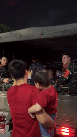 Vợ chồng Duy Mạnh tặng kem, 