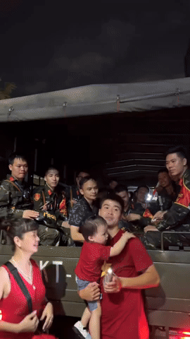 Vợ chồng Duy Mạnh tặng kem, 