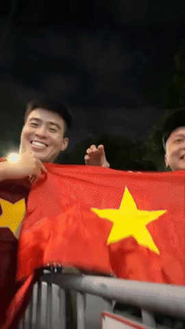 Vợ chồng Duy Mạnh tặng kem, 