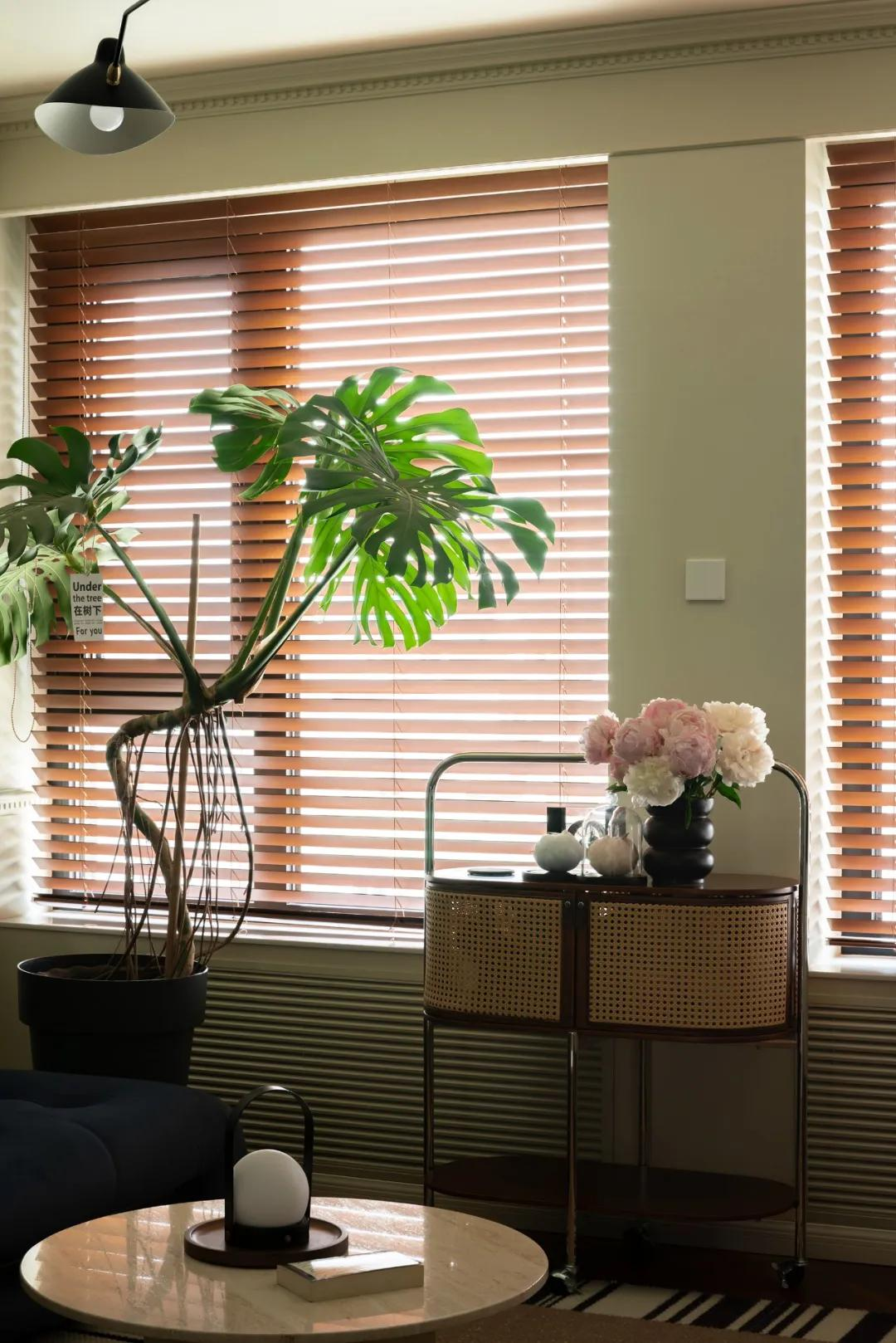 Ngôi nhà 100m² của cặp vợ chồng trung niên: Chi hơn 2 tỷ đồng biến căn hộ cũ thành “Thành phố hoa” ngay trong nhà- Ảnh 3. Ngôi nhà 100m² của cặp vợ chồng trung niên: Chi hơn 2 tỷ đồng biến căn hộ cũ thành “Thành phố hoa” ngay trong nhà- Ảnh 3.