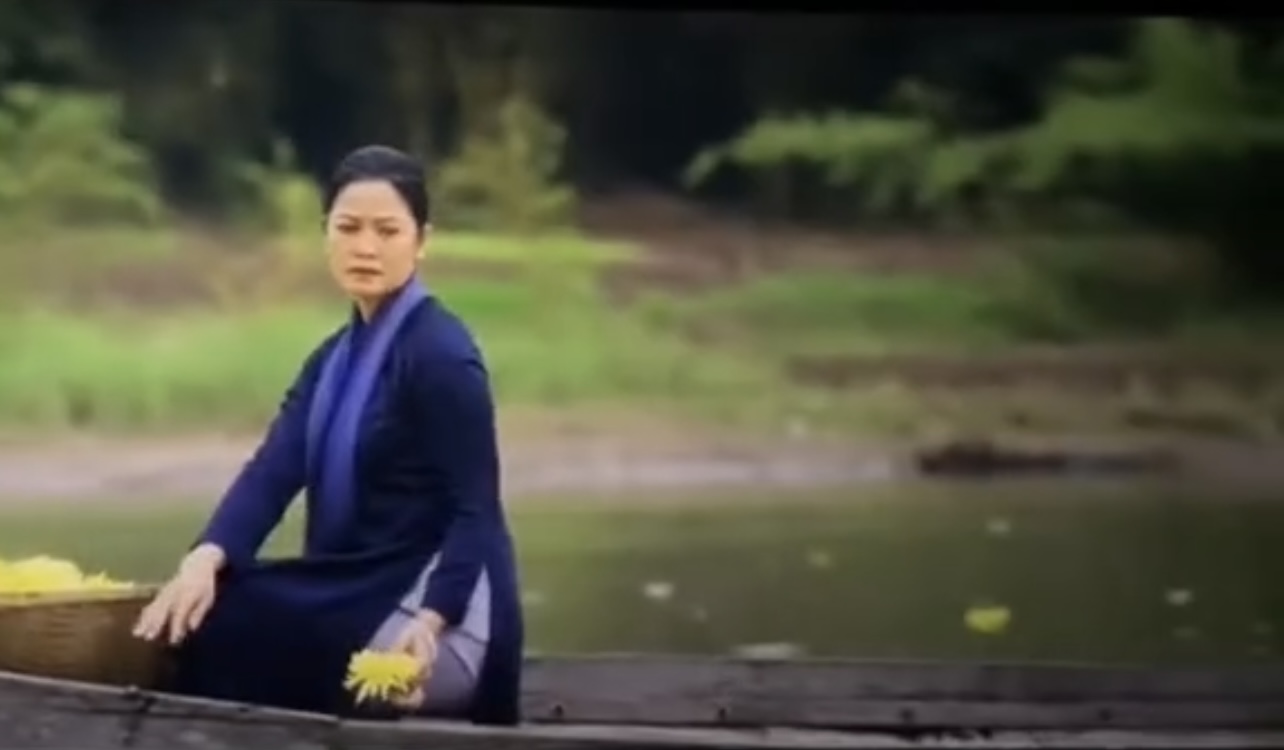 Nữ diễn viên 47 tuổi mặc áo dài quá đẹp trong Mưa Đỏ, đơn giản nhưng đầy cảm xúc- Ảnh 6. Nữ diễn viên 47 tuổi mặc áo dài quá đẹp trong Mưa Đỏ, đơn giản nhưng đầy cảm xúc- Ảnh 6.