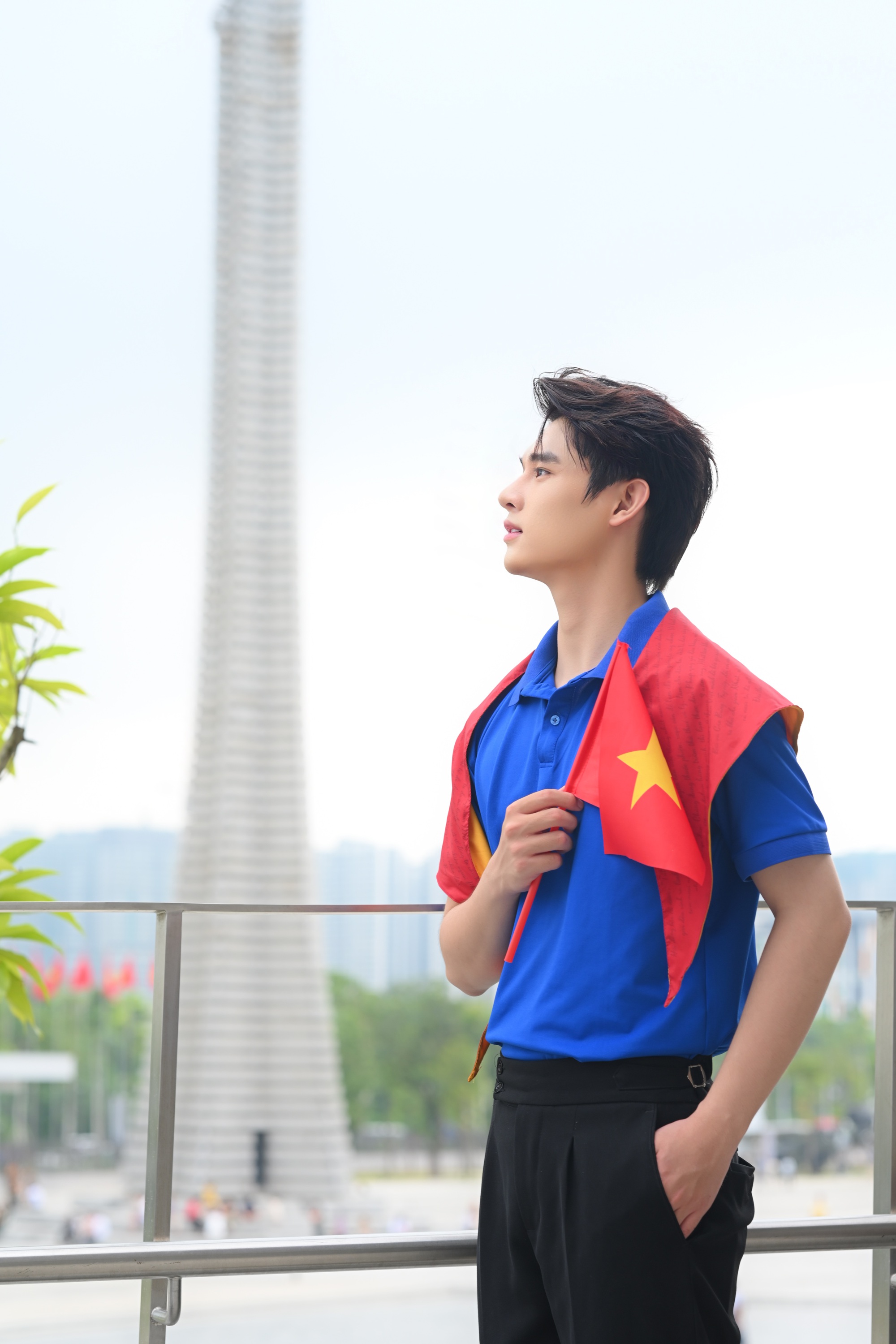 Mỹ nam đang gây sốt cõi mạng với bộ ảnh diện áo đoàn hướng về đại lễ 2/9 là ai?- Ảnh 3.
