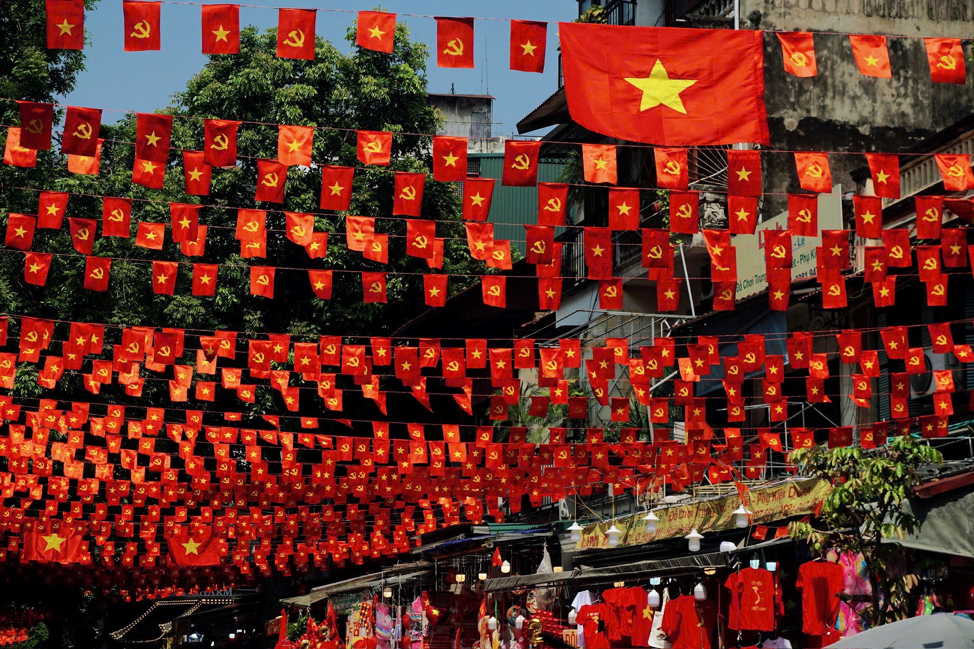 Hàng Mã đẹp rung chuyển mọi giác quan, tiểu thương bán hàng full công suất không kịp thở, 1m2 có 100 nụ cười rực rỡ- Ảnh 1. Hàng Mã đẹp rung chuyển mọi giác quan, tiểu thương bán hàng full công suất không kịp thở, 1m2 có 100 nụ cười rực rỡ- Ảnh 1.