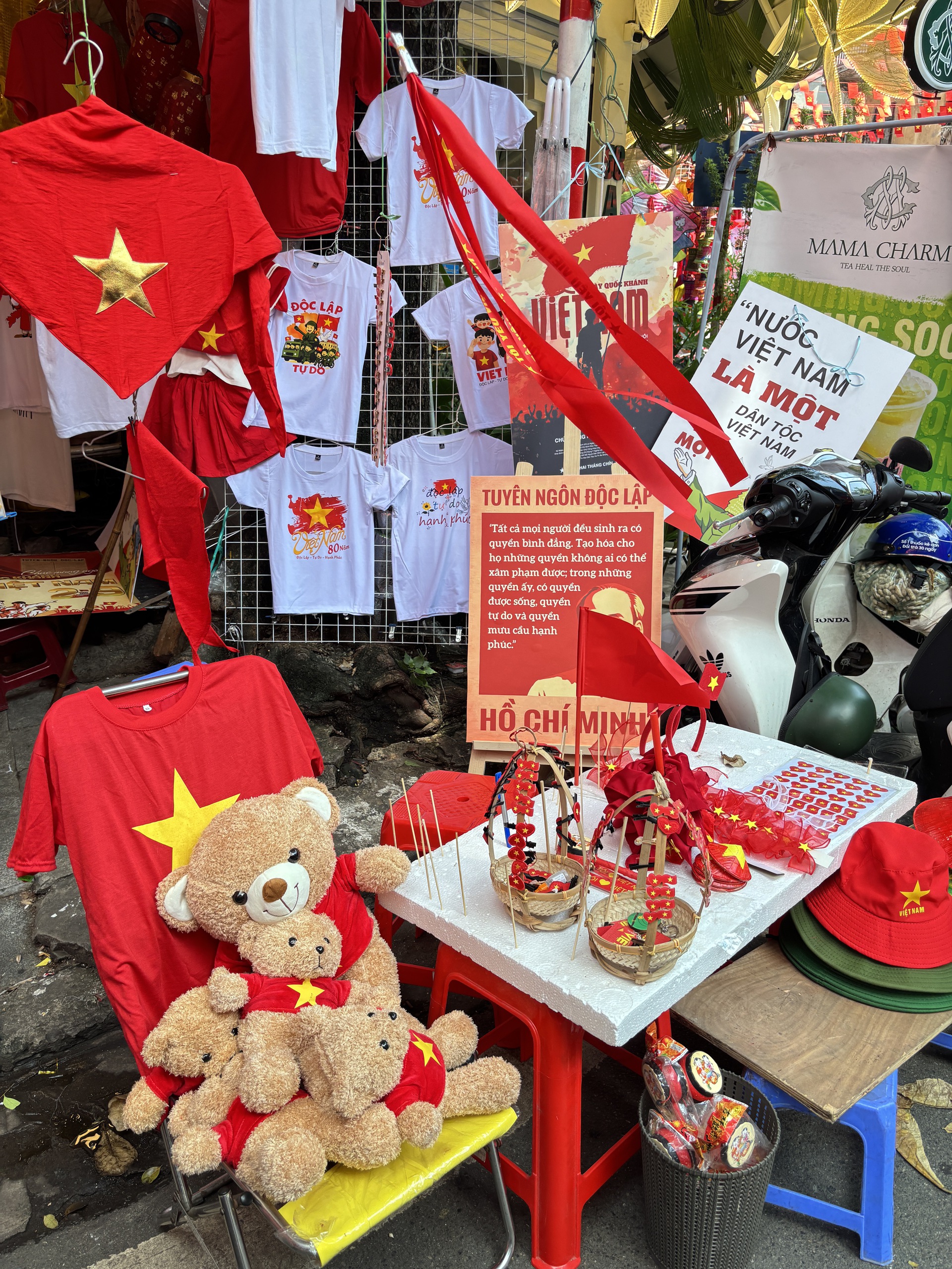 Hàng Mã đẹp rung chuyển mọi giác quan, tiểu thương bán hàng full công suất không kịp thở, 1m2 có 100 nụ cười rực rỡ- Ảnh 6. Hàng Mã đẹp rung chuyển mọi giác quan, tiểu thương bán hàng full công suất không kịp thở, 1m2 có 100 nụ cười rực rỡ- Ảnh 6.