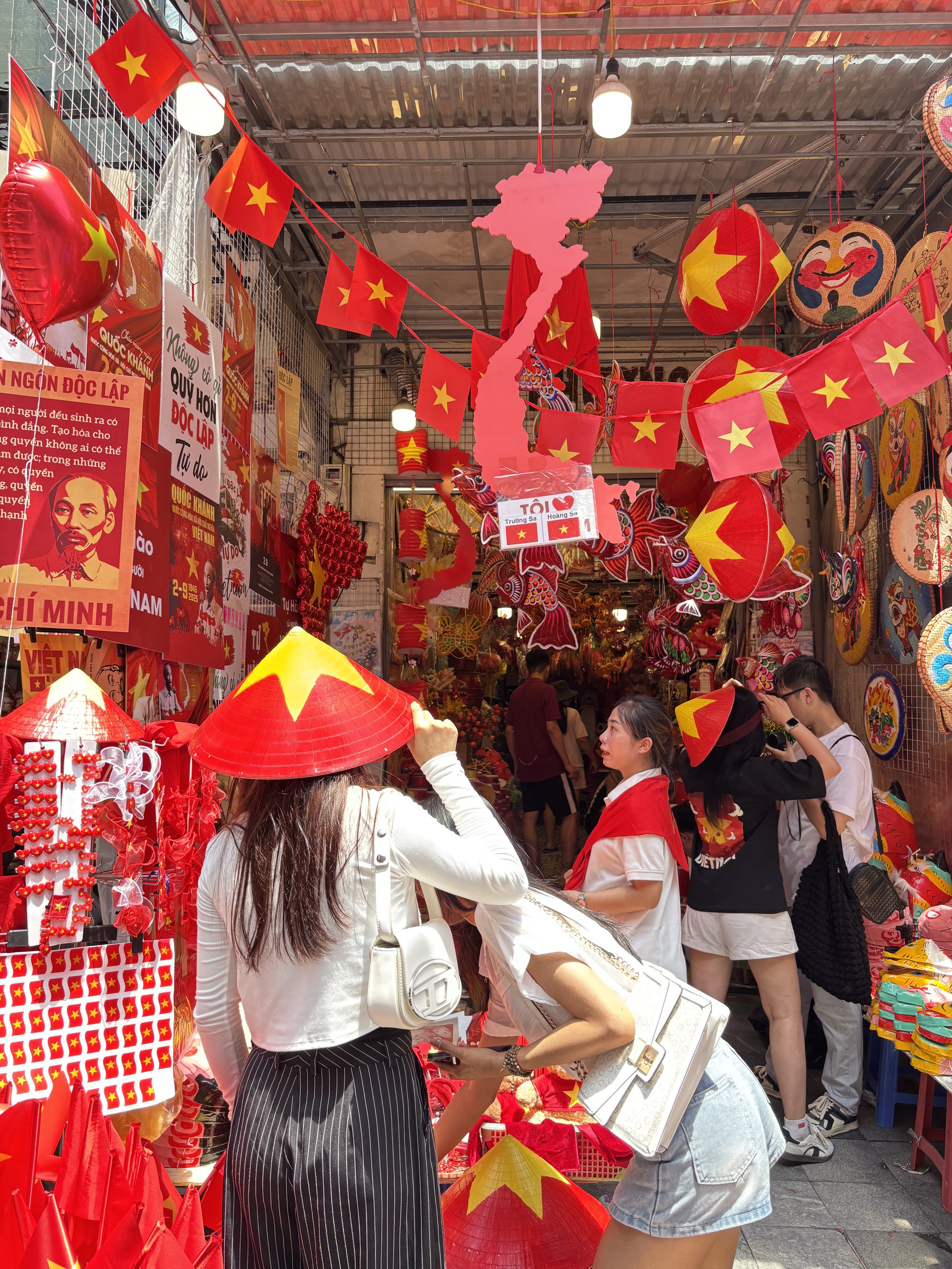 Hàng Mã đẹp rung chuyển mọi giác quan, tiểu thương bán hàng full công suất không kịp thở, 1m2 có 100 nụ cười rực rỡ- Ảnh 12. Hàng Mã đẹp rung chuyển mọi giác quan, tiểu thương bán hàng full công suất không kịp thở, 1m2 có 100 nụ cười rực rỡ- Ảnh 12.