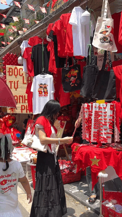 Hàng Mã đẹp rung chuyển mọi giác quan, tiểu thương bán hàng full công suất không kịp thở, 1m2 có 100 nụ cười rực rỡ- Ảnh 3. Hàng Mã đẹp rung chuyển mọi giác quan, tiểu thương bán hàng full công suất không kịp thở, 1m2 có 100 nụ cười rực rỡ- Ảnh 3.