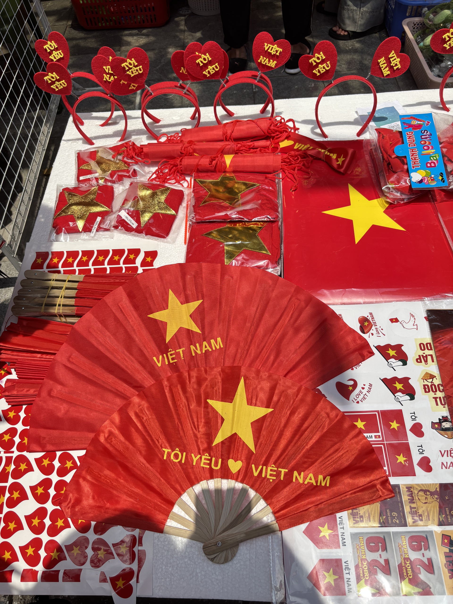 Hàng Mã đẹp rung chuyển mọi giác quan, tiểu thương bán hàng full công suất không kịp thở, 1m2 có 100 nụ cười rực rỡ- Ảnh 7. Hàng Mã đẹp rung chuyển mọi giác quan, tiểu thương bán hàng full công suất không kịp thở, 1m2 có 100 nụ cười rực rỡ- Ảnh 7.