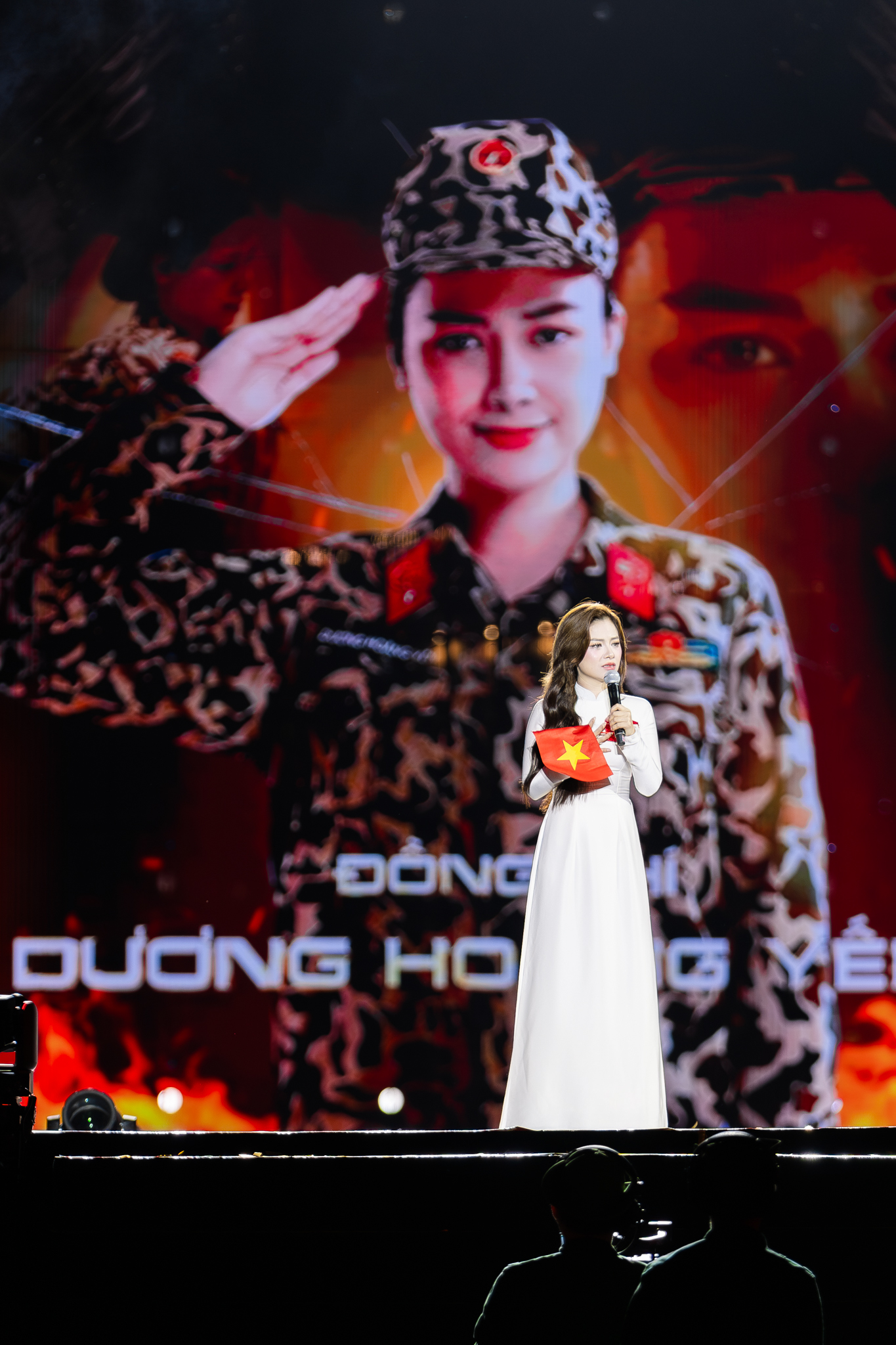 Chi Pu và Dương Hoàng Yến có cách đưa quốc kỳ Việt Nam lên trang phục khác hẳn nhau nhưng điểm chung là visual đều xứng đáng phong thần!- Ảnh 9. Chi Pu và Dương Hoàng Yến có cách đưa quốc kỳ Việt Nam lên trang phục khác hẳn nhau nhưng điểm chung là visual đều xứng đáng phong thần!- Ảnh 9.