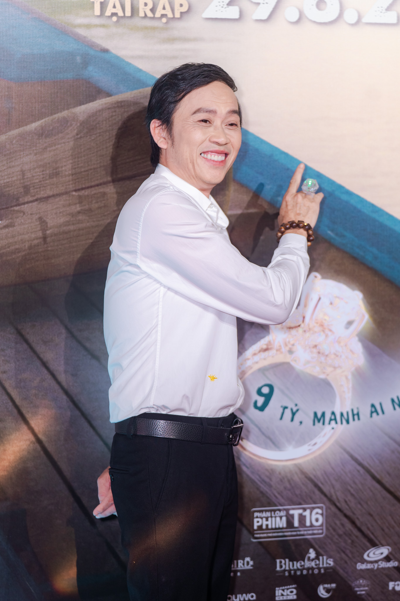 Thảm đỏ hot nhất hôm nay: Nghệ sĩ Hoài Linh lộ diện mạo khác lạ, 1 nhân vật đeo 100 cây vàng khiến ai cũng sốc- Ảnh 2.