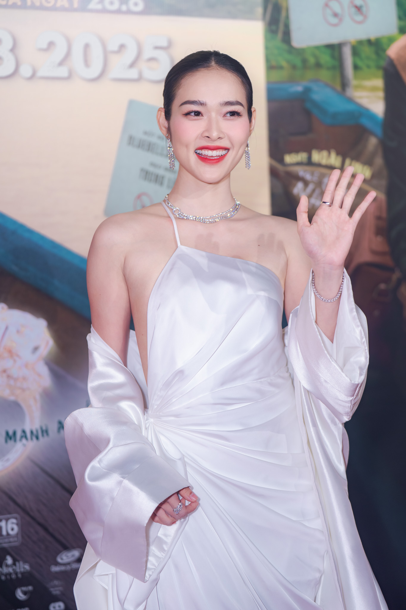 Thảm đỏ hot nhất hôm nay: Nghệ sĩ Hoài Linh lộ diện mạo khác lạ, 1 nhân vật đeo 100 cây vàng khiến ai cũng sốc- Ảnh 4.