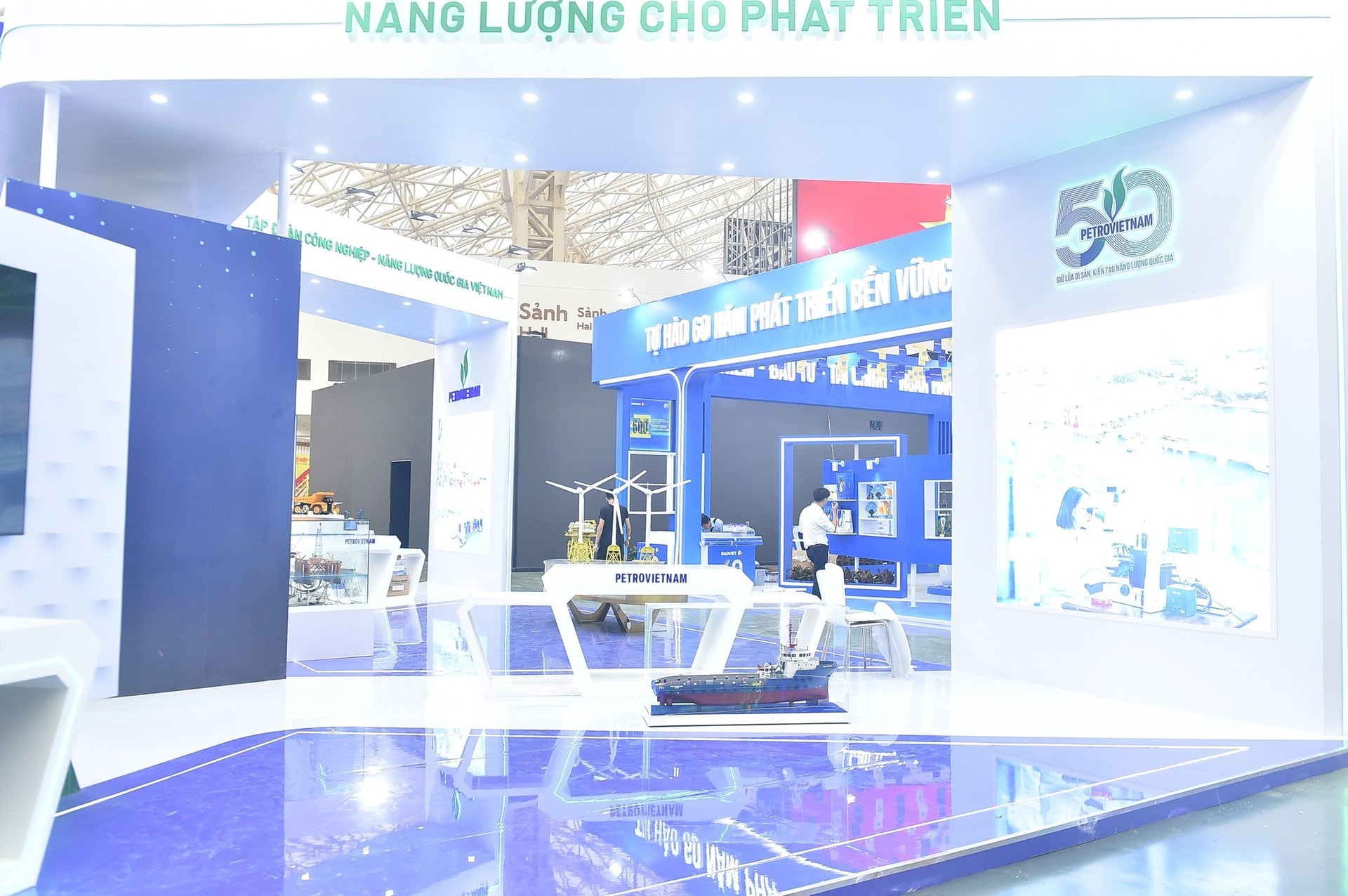 Chỉ 2 ngày nữa, Việt Nam chứng kiến một sự kiện chưa có tiền lệ, hơn 100 DN tham gia, có cả xe chống đạn- Ảnh 12.