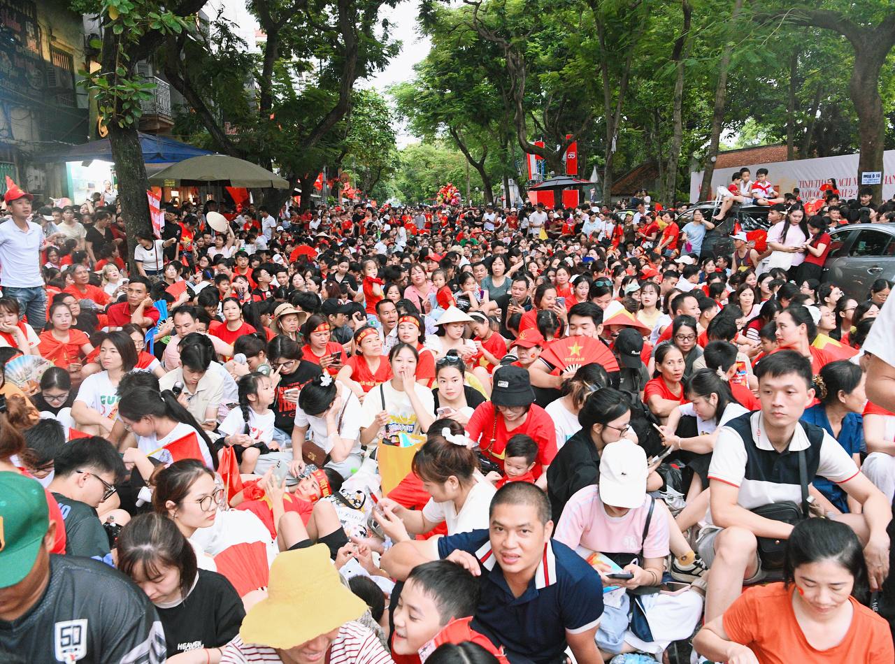 Thủ tướng yêu cầu phục vụ miễn phí bánh mì, nước uống, ô dù cho người dân xem diễu binh, diễu hành- Ảnh 1. Thủ tướng yêu cầu phục vụ miễn phí bánh mì, nước uống, ô dù cho người dân xem diễu binh, diễu hành- Ảnh 1.