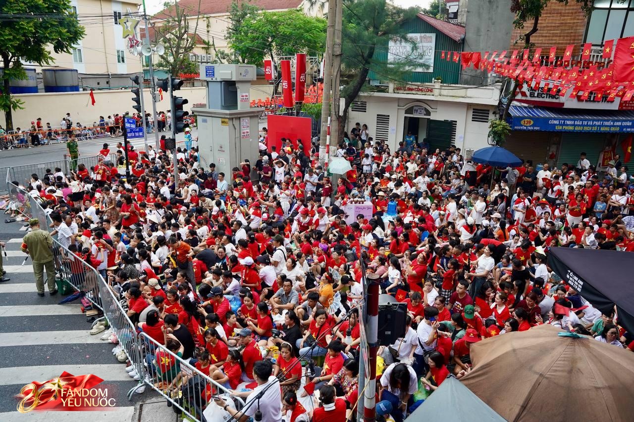 2 bức ảnh “hệ thống phòng thủ cực mạnh” chạy bằng cơm trên đường phố Hà Nội ngày hợp luyện- Ảnh 2. 2 bức ảnh “hệ thống phòng thủ cực mạnh” chạy bằng cơm trên đường phố Hà Nội ngày hợp luyện- Ảnh 2.
