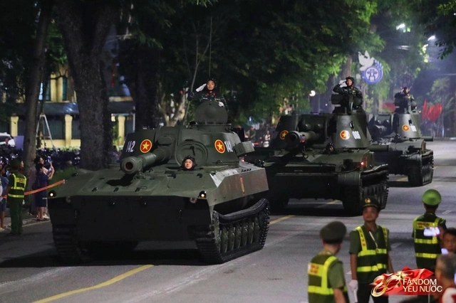 Sơn Tùng có thể sĩ đến hết đời: Khối diễu binh vừa đi vừa hát bản hit 10 năm tuổi, nhân dân đứng quanh cùng hoà ca!- Ảnh 1.