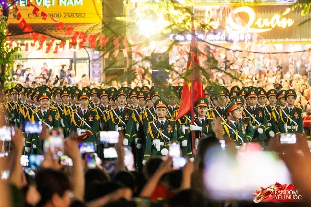 Sơn Tùng có thể sĩ đến hết đời: Khối diễu binh vừa đi vừa hát bản hit 10 năm tuổi, nhân dân đứng quanh cùng hoà ca!- Ảnh 5.