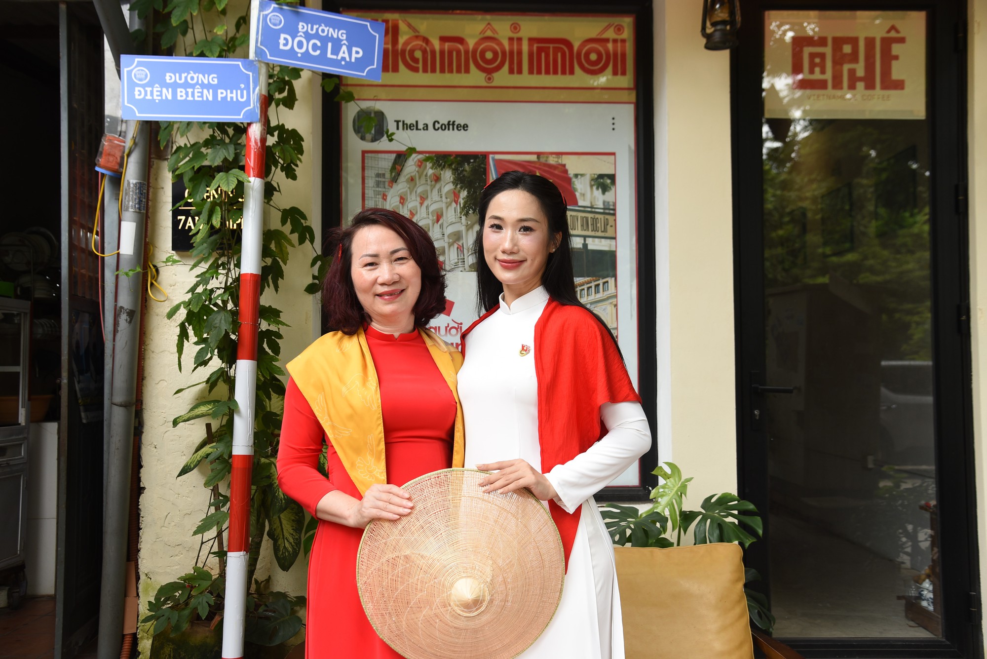 Quán cà phê Hà Nội bán chỗ ngồi từ 250 -1 triệu đồng xem diễu binh, ngày 2/9 đã hết chỗ- Ảnh 2. Quán cà phê Hà Nội bán chỗ ngồi từ 250 -1 triệu đồng xem diễu binh, ngày 2/9 đã hết chỗ- Ảnh 2.